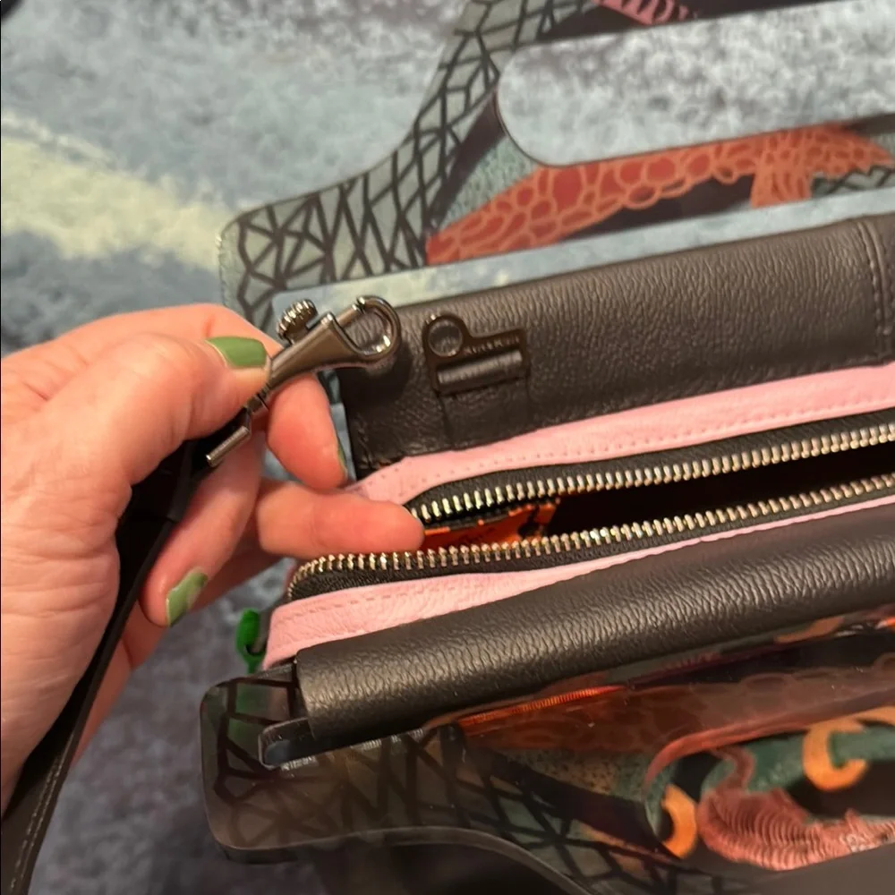 Min & Mon Black Bag with Vibrant Snake Design - Picture 12 of 16